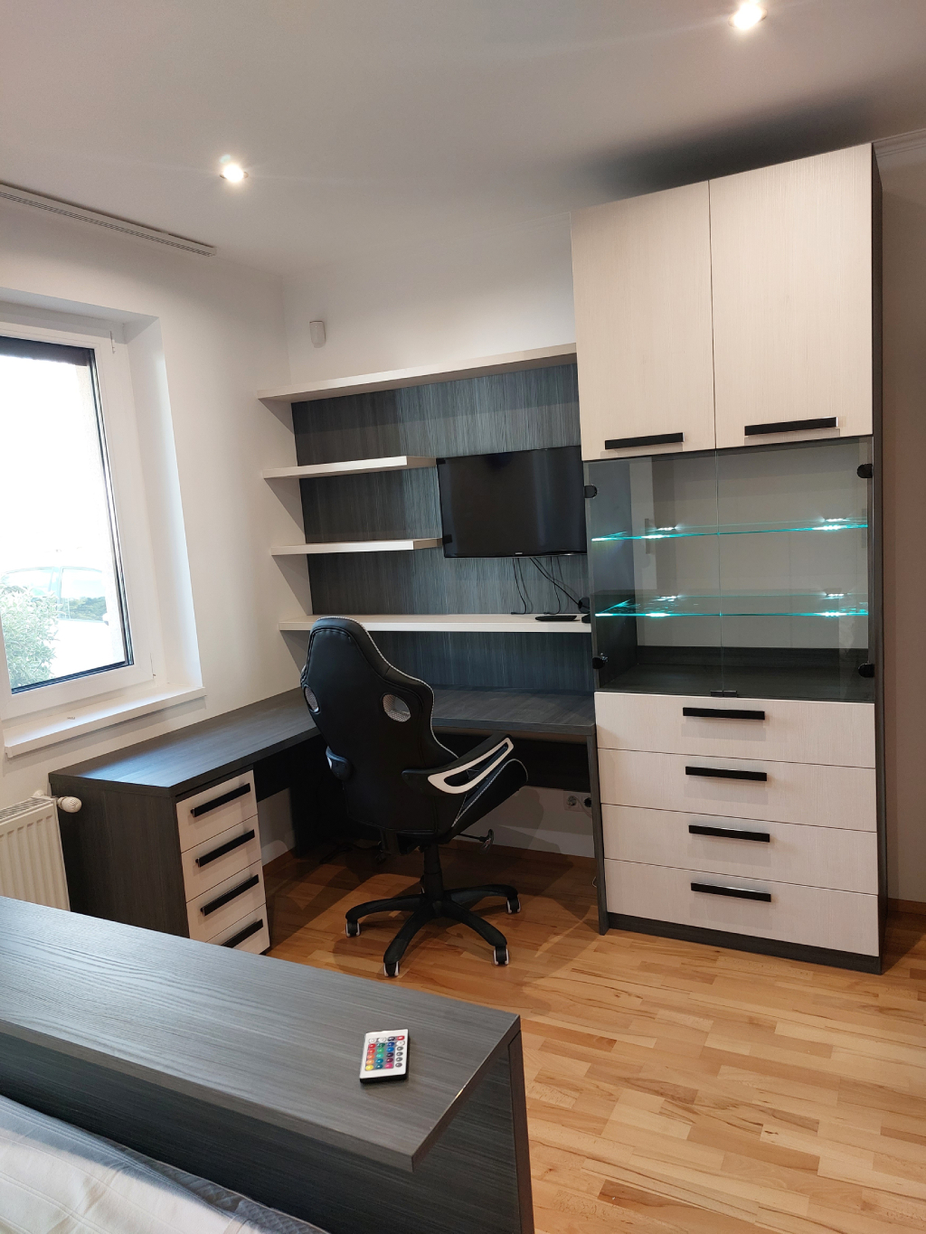 Komplett home office bútorozás LED világítással